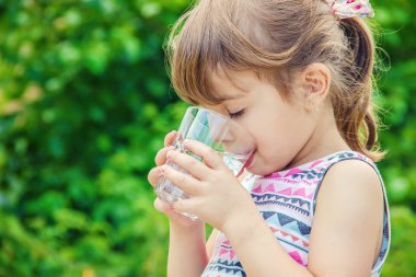 Çocuk bardak su. seçici odak.