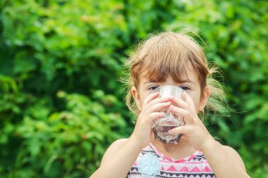 Çocuk bardak su. seçici odak.