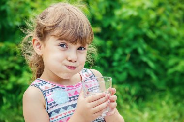 Çocuk bardak su. seçici odak.