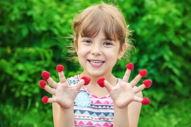 Çocuk ev yapımı ahududu yiyor. Seçici odak.