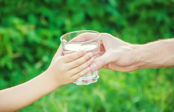 Padre Niño Vaso Agua Enfoque Selectivo — Foto de Stock