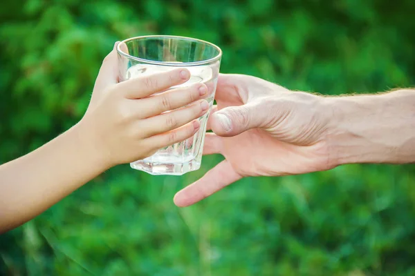 Батько Дає Дитині Склянку Води Вибірковий Фокус — стокове фото