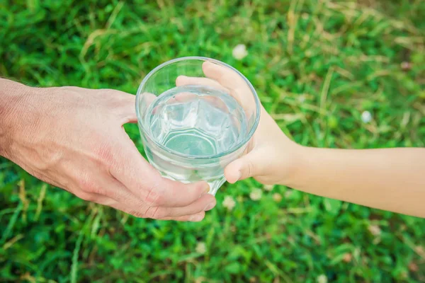 Батько Дає Дитині Склянку Води Вибірковий Фокус — стокове фото