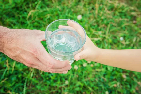 Padre Niño Vaso Agua Enfoque Selectivo — Foto de Stock