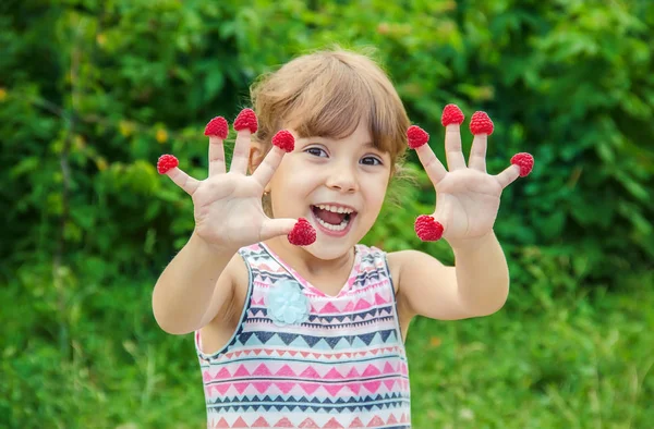 Çocuk ev yapımı ahududu yiyor. Seçici odak.