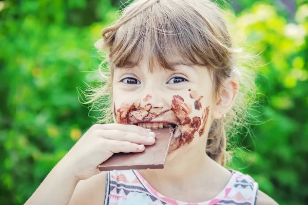 一个可爱的孩子吃巧克力 选择性聚焦 — 图库照片