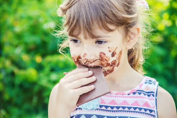 甘い物好きの子供は チョコレートを食べる 選択と集中 — ストック写真