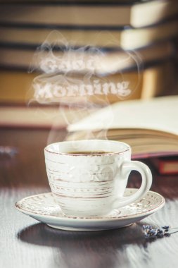 Bir fincan kahve ve bir duman Günaydın işyerinde ofiste. Seçici odak.