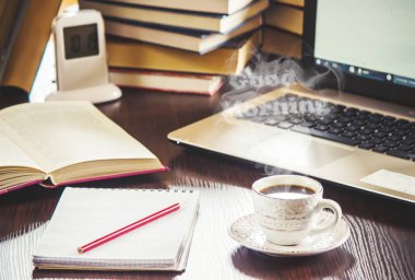 Bir fincan kahve ve bir duman Günaydın işyerinde ofiste. Seçici odak.