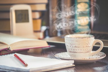 Bir fincan kahve ve bir duman Günaydın işyerinde ofiste. Seçici odak.