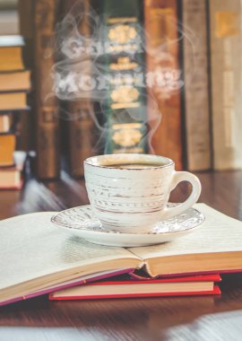 Bir fincan kahve ve bir duman Günaydın işyerinde ofiste. Seçici odak.