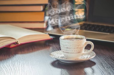 Bir fincan kahve ve bir duman Günaydın işyerinde ofiste. Seçici odak.