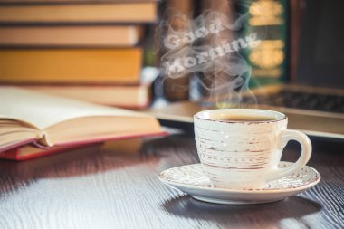 Bir fincan kahve ve bir duman Günaydın işyerinde ofiste. Seçici odak.