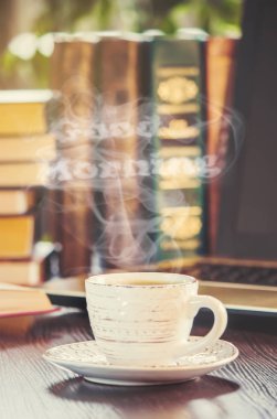 Bir fincan kahve ve bir duman Günaydın işyerinde ofiste. Seçici odak.