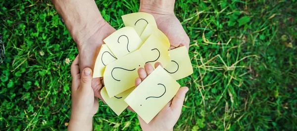 Ein Kind Hält Ein Blatt Papier Mit Einem Fragezeichen Selektiver — Stockfoto