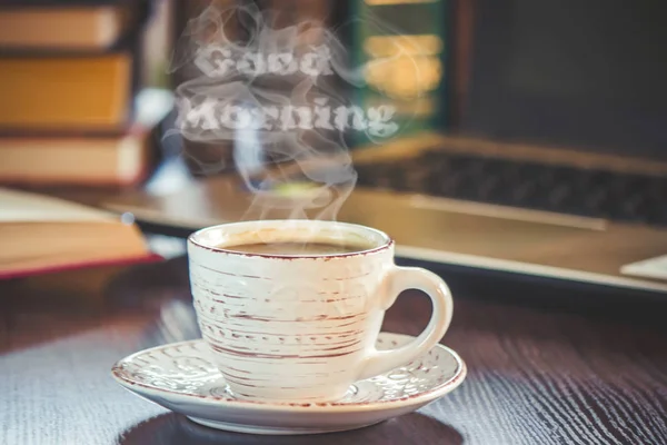 Een Kopje Koffie Een Rook Goedemorgen Bij Het Bureau Het — Stockfoto