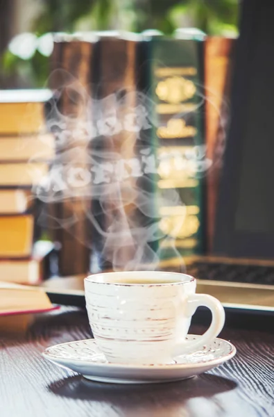 Een Kopje Koffie Een Rook Goedemorgen Bij Het Bureau Het — Stockfoto