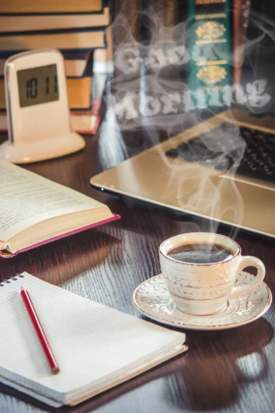 Een Kopje Koffie Een Rook Goedemorgen Bij Het Bureau Het — Stockfoto