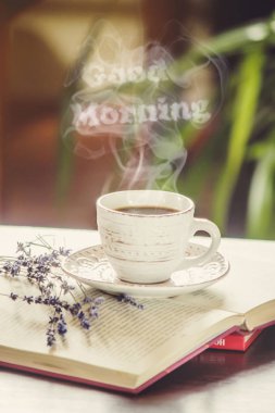 Bir fincan kahve ve bir duman Günaydın. Seçici odak.