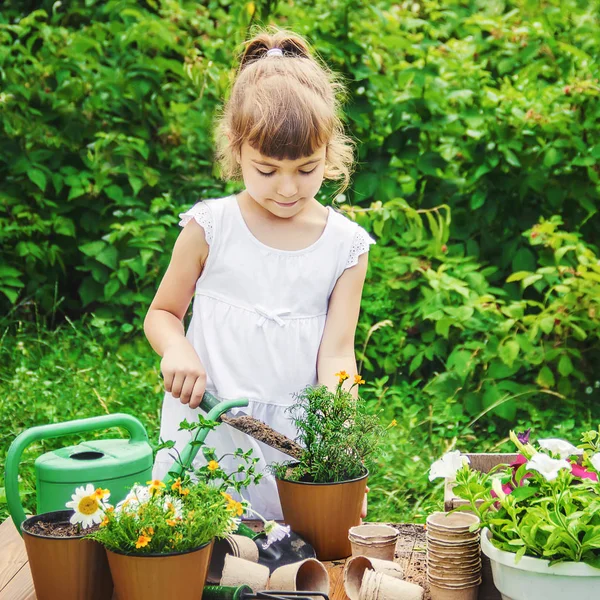 Seorang Gadis Kecil Menanam Bunga Tukang Kebun Muda Fokus Selektif — Stok Foto