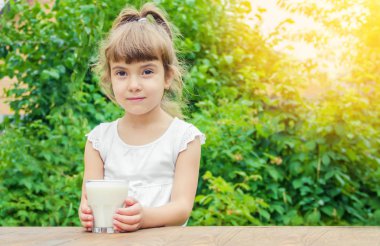 Çocuk süt içiyor. Seçici odak.