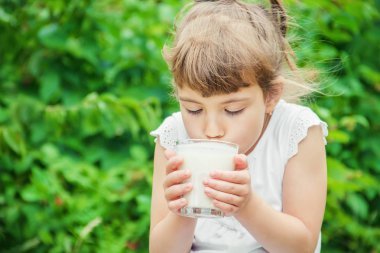Çocuk süt içiyor. Seçici odak.