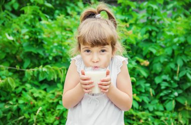 Çocuk süt içiyor. Seçici odak.