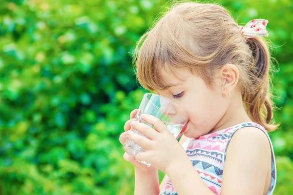 Gyermek pohár vizet. szelektív összpontosít. — Stock Fotó
