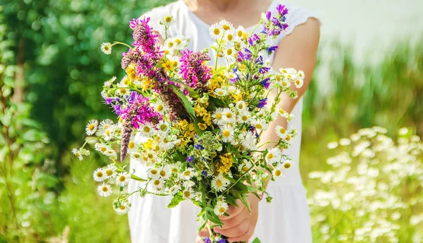 Kind Mit Einem Strauß Wildblumen Selektiver Fokus Natur — Stockfoto