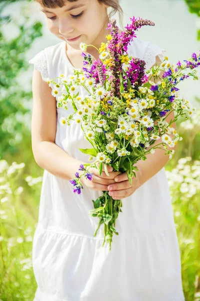 Niño Con Ramo Flores Silvestres Enfoque Selectivo Naturaleza — Foto de Stock