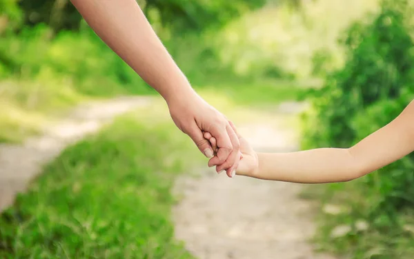 Mamá Hija Están Caminando Por Camino Tomados Mano Enfoque Selectivo — Foto de Stock