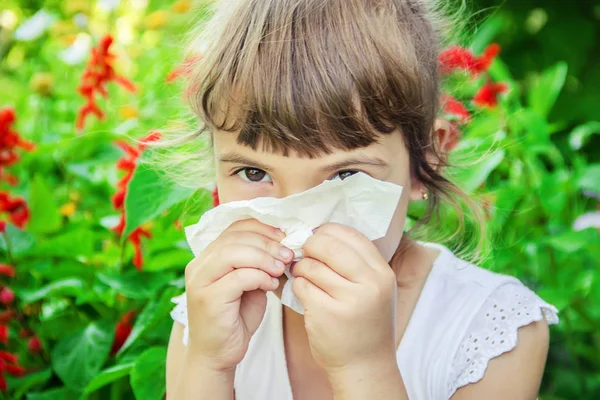 Alergia Estacional Niño Coryza Enfoque Selectivo Naturaleza —  Fotos de Stock