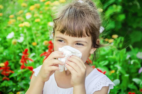 Alergia Estacional Niño Coryza Enfoque Selectivo Naturaleza — Foto de Stock