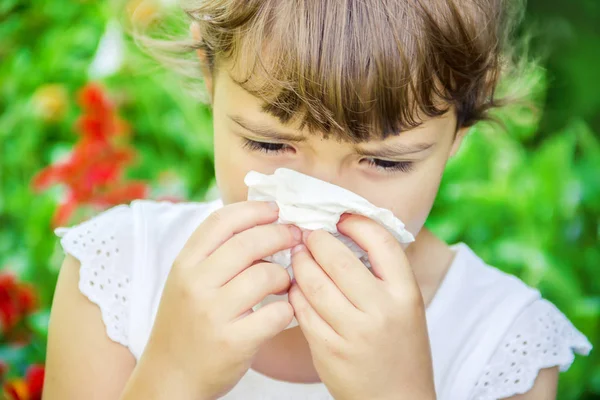 Alergia Estacional Niño Coryza Enfoque Selectivo Naturaleza — Foto de Stock