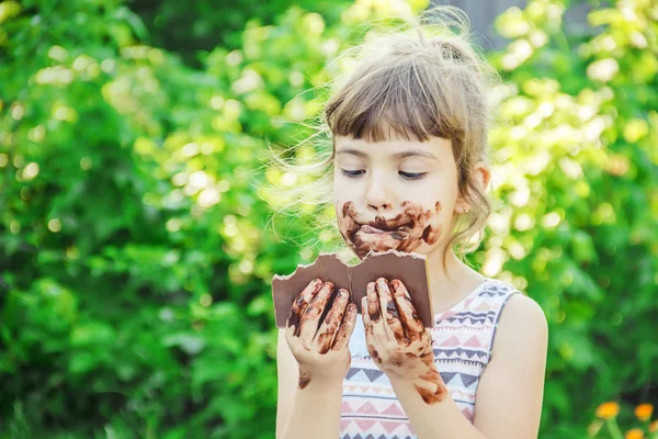 Uma Criança Dentes Doces Come Chocolate Foco Seletivo Natureza — Fotografia de Stock