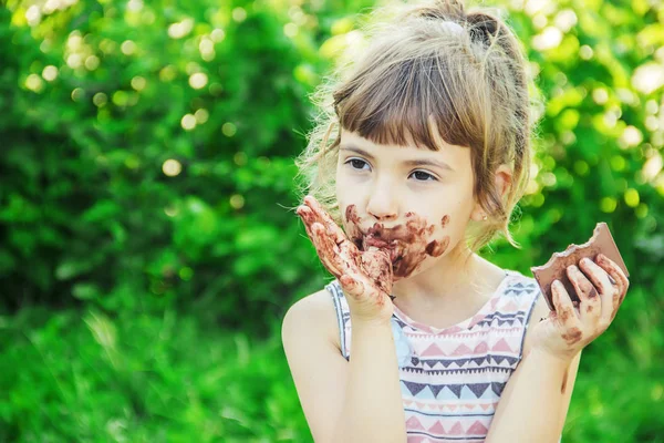 甘い歯の子供はチョコレートを食べる 選択的フォーカス — ストック写真