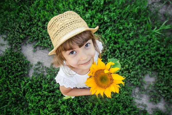 Kind Auf Dem Sonnenblumenfeld Ist Ein Kleinbauer Selektiver Fokus Natur — Stockfoto