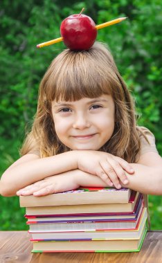 kırmızı elma ile küçük kız öğrenci. Seçici odak. Doğa.