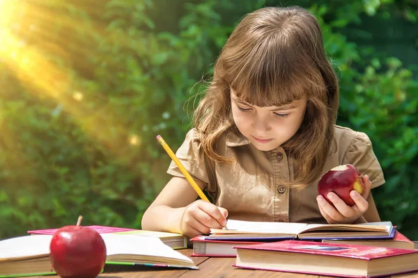 Μικρό Κορίτσι Φοιτητής Ένα Κόκκινο Μήλο Επιλεκτική Εστίαση Φύση — Φωτογραφία Αρχείου