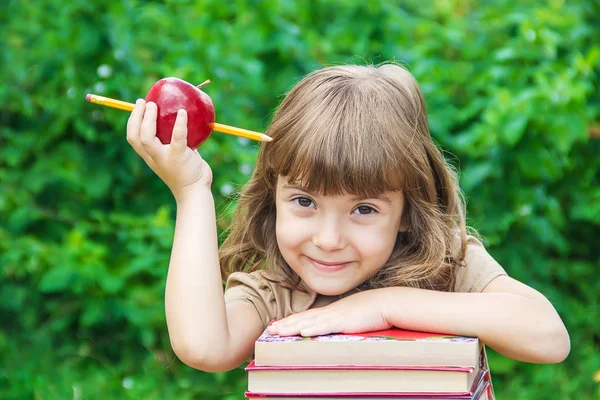 Una Niña Estudiante Con Una Manzana Roja Enfoque Selectivo Naturaleza — Foto de Stock