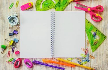 Okul öğeleri. Okula gitme vakti. Seçici odak. İyi.