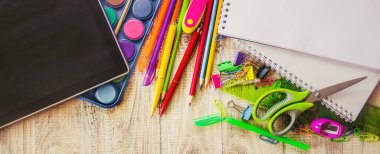 Okul öğeleri. Okula gitme vakti. Seçici odak. İyi.