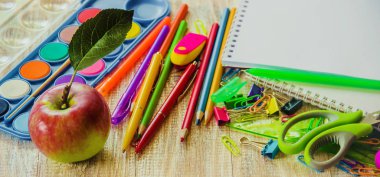 Okul öğeleri. Okula gitme vakti. Seçici odak. İyi.