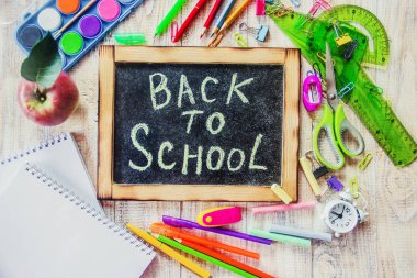 Okul öğeleri. Okula gitme vakti. Seçici odak. İyi.