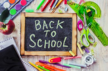 Okul öğeleri. Okula gitme vakti. Seçici odak. İyi.