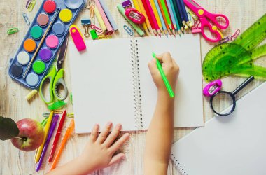 Okul öğeleri. Okula gitme vakti. Seçici odak. İyi.