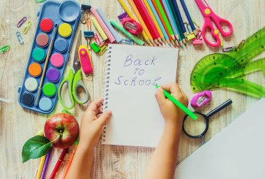 Okul öğeleri. Okula gitme vakti. Seçici odak. İyi.