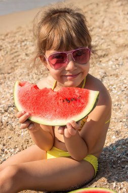 Denizde bir karpuz yeme bir çocuk. seçici odak. Doğa.