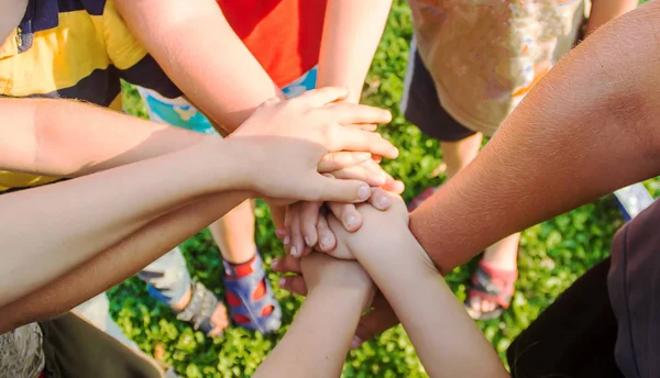 Manos Niños Muchos Amigos Juegos Enfoque Selectivo Verano — Foto de Stock