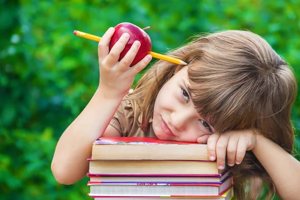 Una Niña Estudiante Con Una Manzana Roja Enfoque Selectivo Naturaleza — Foto de Stock